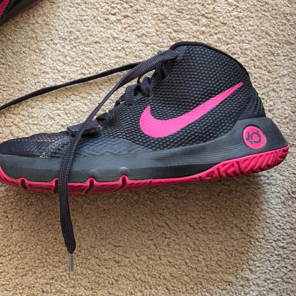 Girls Nike basketball shoes - Picture 3 of 6